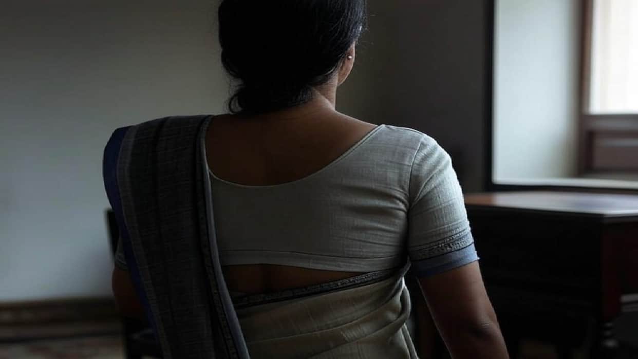 Jhansi: Two months after the wedding, a husband caught his wife in the room with her lover