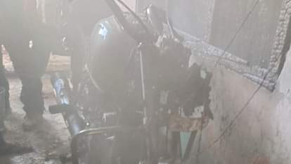 आग में जली बाइक