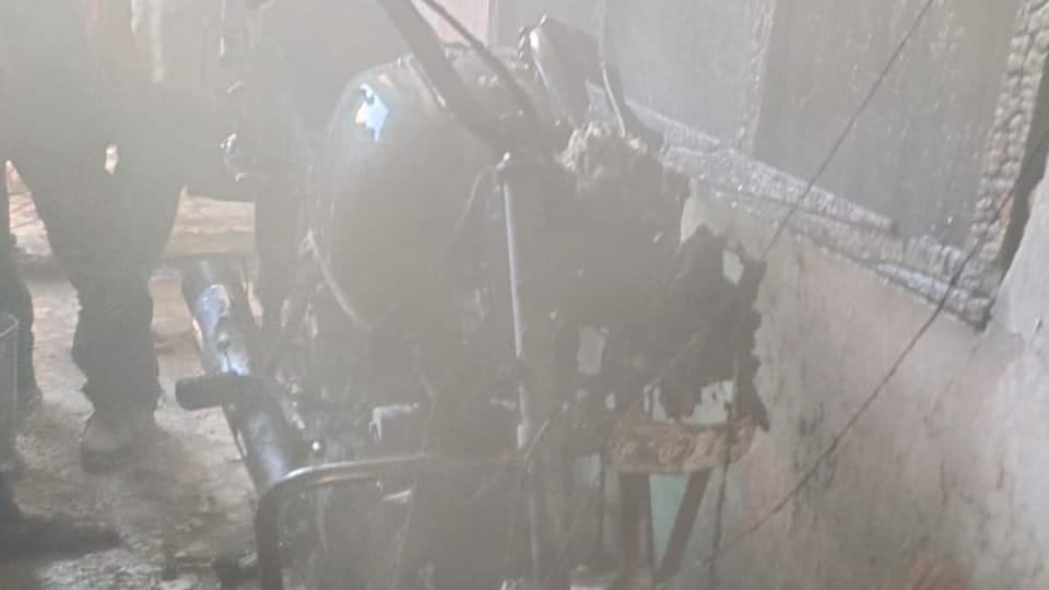 house caught fire due to short circuit in Amritsar Bangla Basti