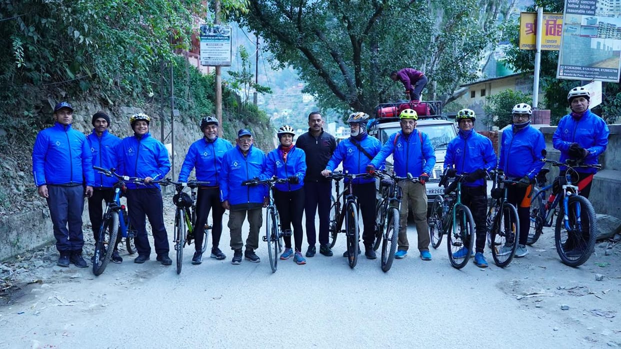 Uttarkashi group of retired military officers left for Prayagraj by bicycle gave message of plastic free Ganga
