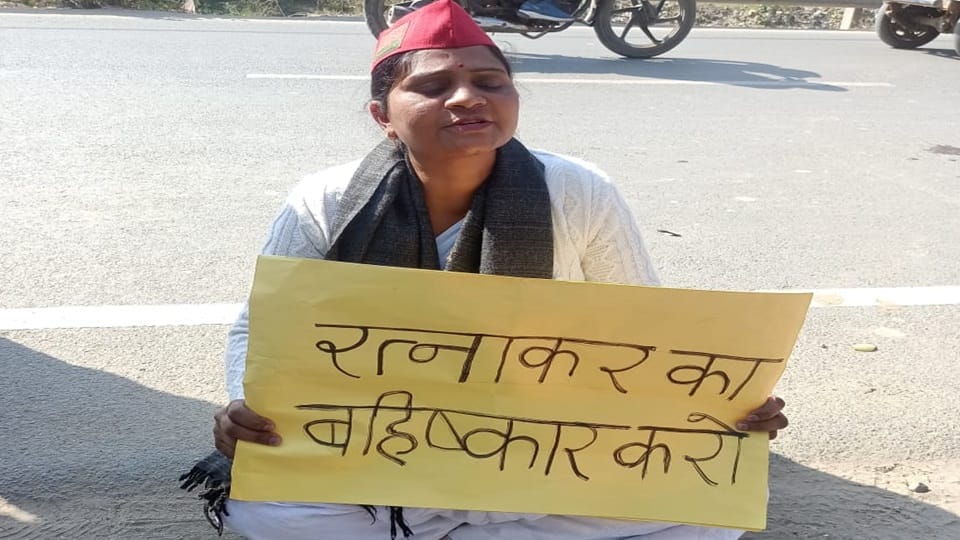 SP leader Ratnakar Pandey accused of making indecent remarks