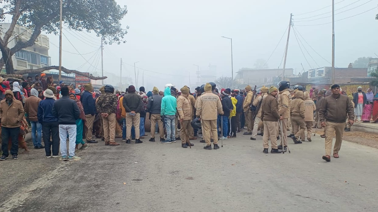 Three deaths in Sant Kabir Nagar, angry villagers blocked the road - Scorpios crushed it
