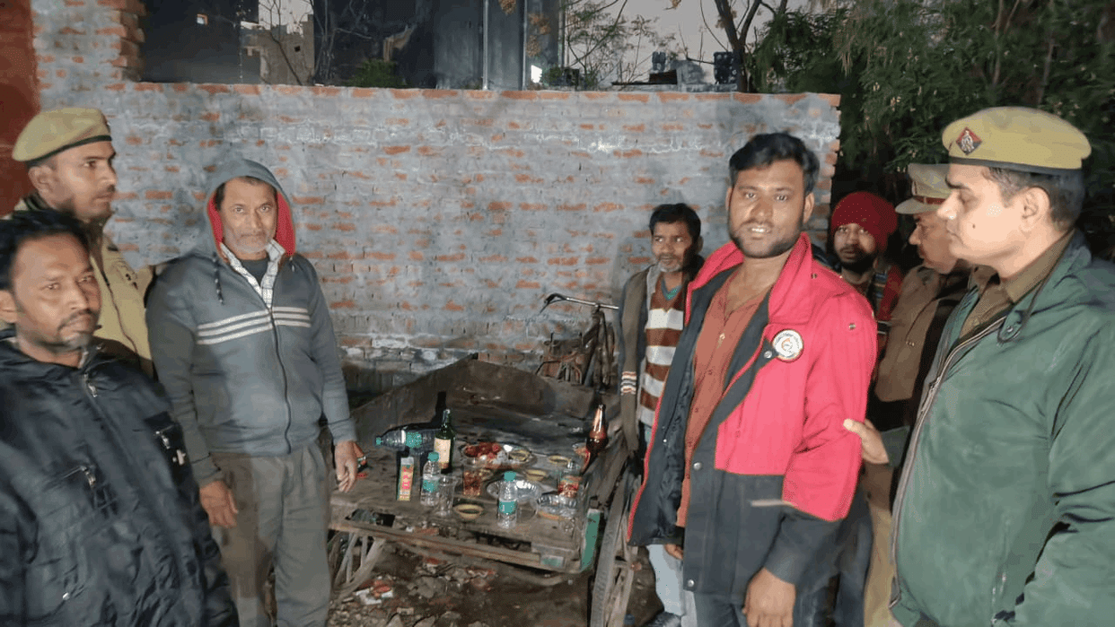 Drunk people got themselves photographed laughing in Ghaziabad