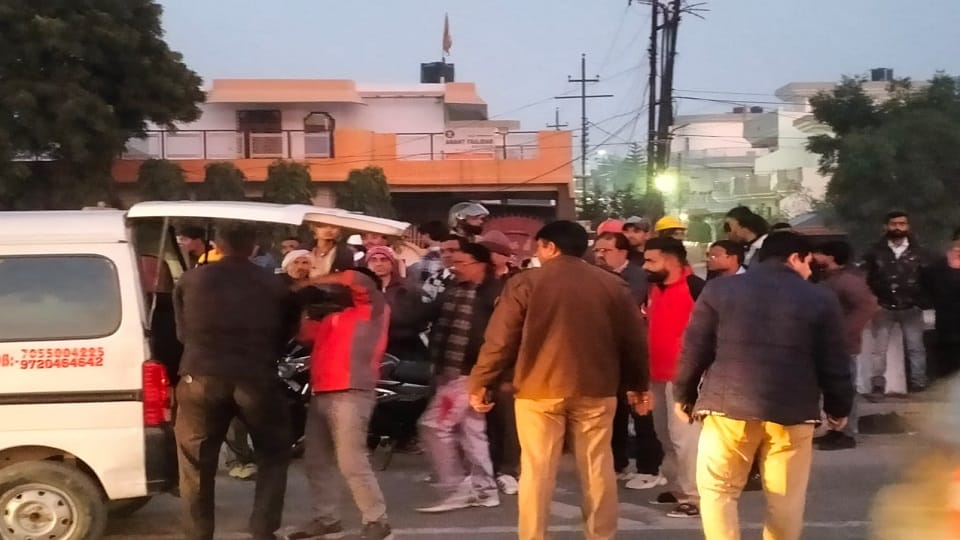 Meerut: Tragic accident on the highway, a young man fell from the trolley and got cut