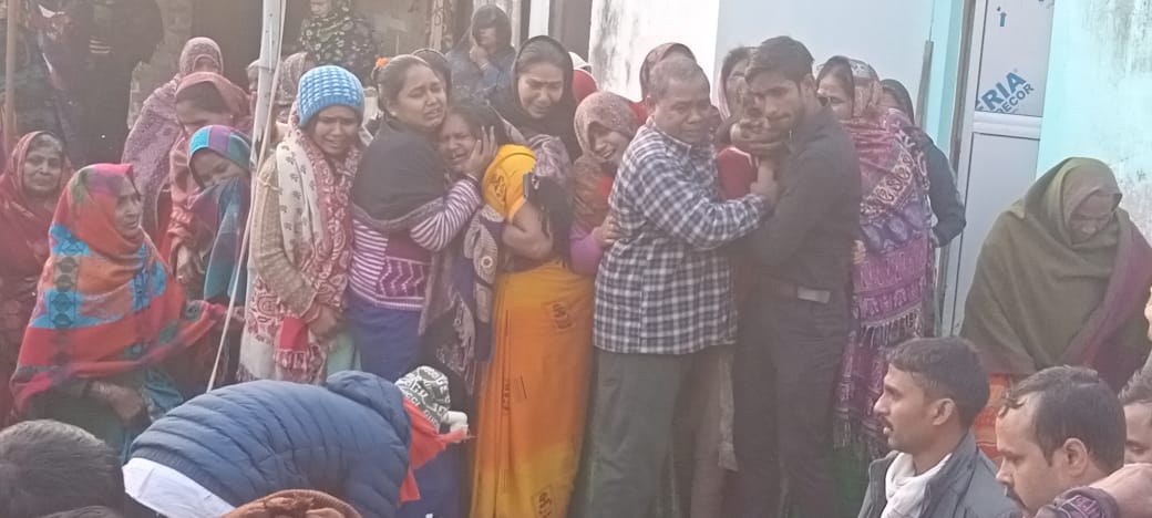 Chandauli road accident people crying in family after death of two home guards