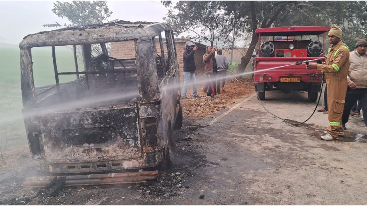 A school bus caught fire in Deoria, all boys and girls safe