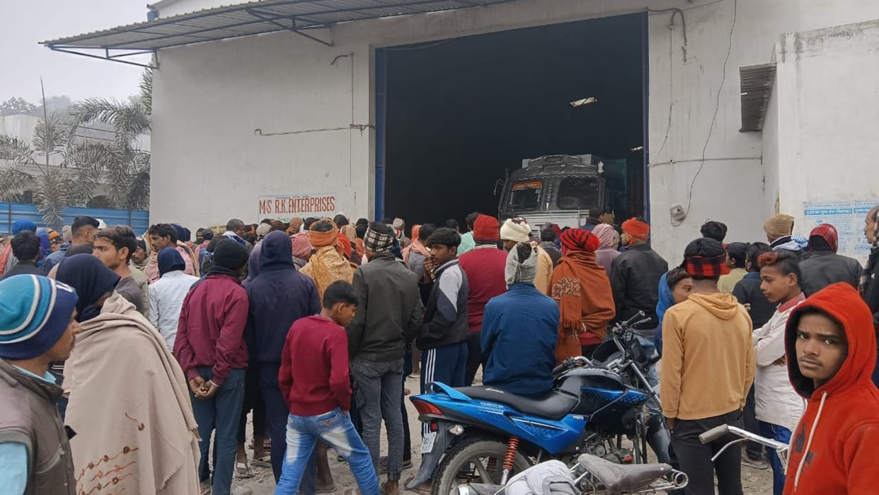 Vaishali News: Truck driver's body found hanging from noose, panic spread due to incident in cement warehouse