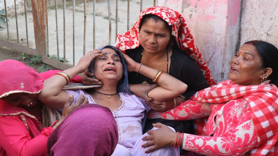Bijnor: Murder of a farmer by stabbing him with a sharp weapon in front of his mother on the farm