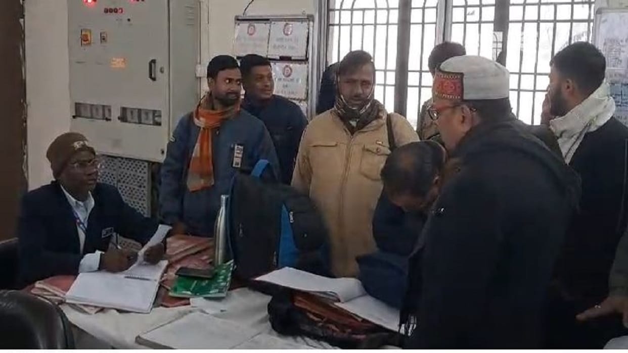Protest against cancellation of four trains on Shahjahanpur railway section
