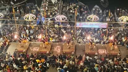 काशी में आने वाली विश्व प्रसिद्ध गंगा आरती।