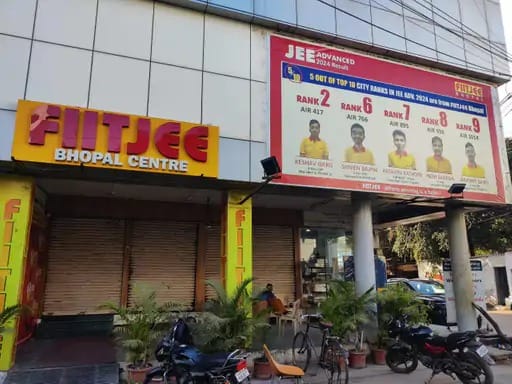 Bhopal: Bhopal's FIITJEE coaching institute locked, students' problems increased, money of 700 parents stuck,