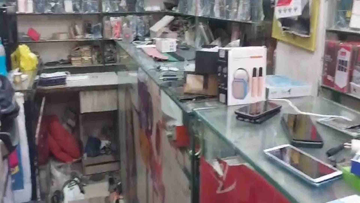 Kanpur: Mobile and pet shop's lock broken and goods worth lakhs stolen