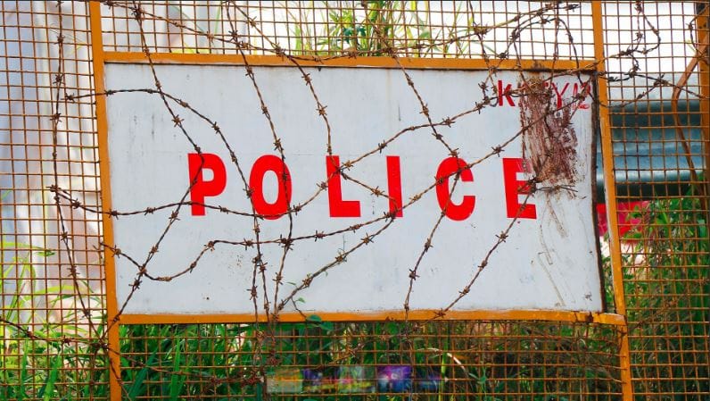 Satna News: Bullying in broad daylight! In Satna, a bike rider was threatened with a gun