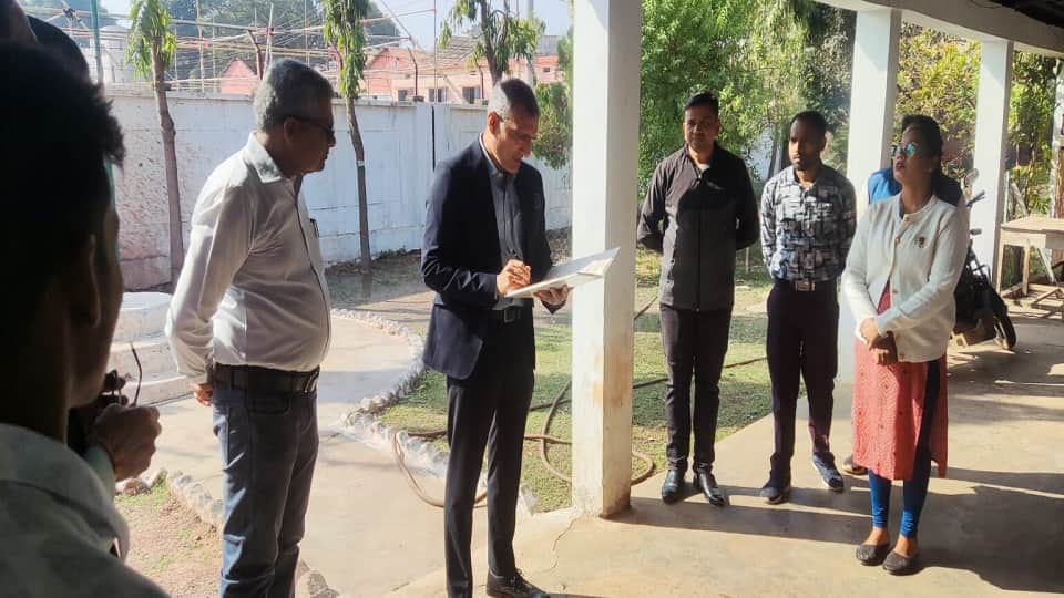 डीईओ कार्यालय अचानक पहुंचे कलेक्टर