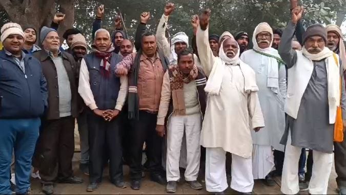 farmer protest in azamgarh Threatened to block roads serious allegations against officers