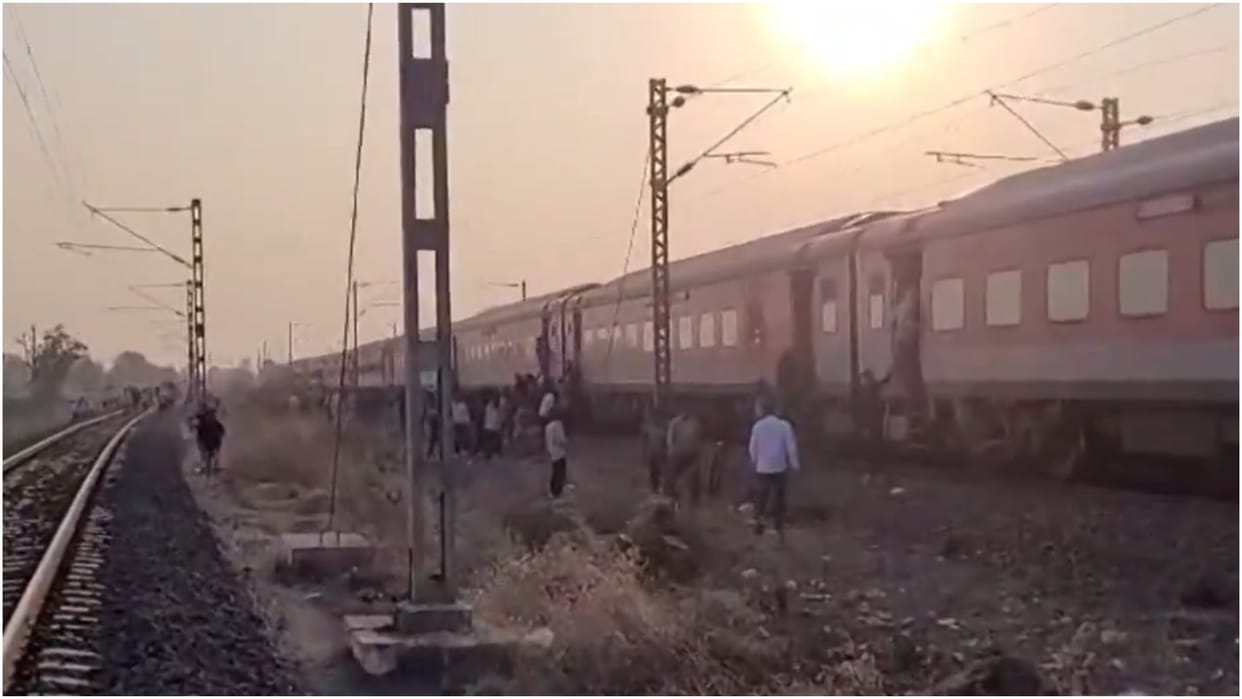 Passengers jump on Pushpak Express after rumor of fire, hit by Karnataka Express, killed