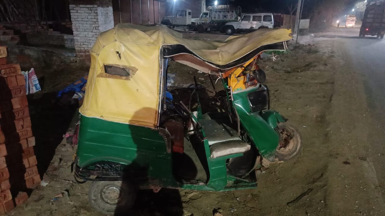 Hardoi Accident An unknown vehicle hit an auto two died two injured referred to trauma center