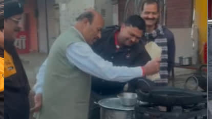 Tikamgarh: Union Minister Dr. Virendra Khatik was seen making poha and jalebi at the shop, Congress took a jib