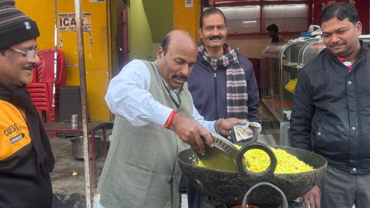 Tikamgarh: Union Minister Dr. Virendra Khatik was seen making poha and jalebi at the shop, Congress took a jib