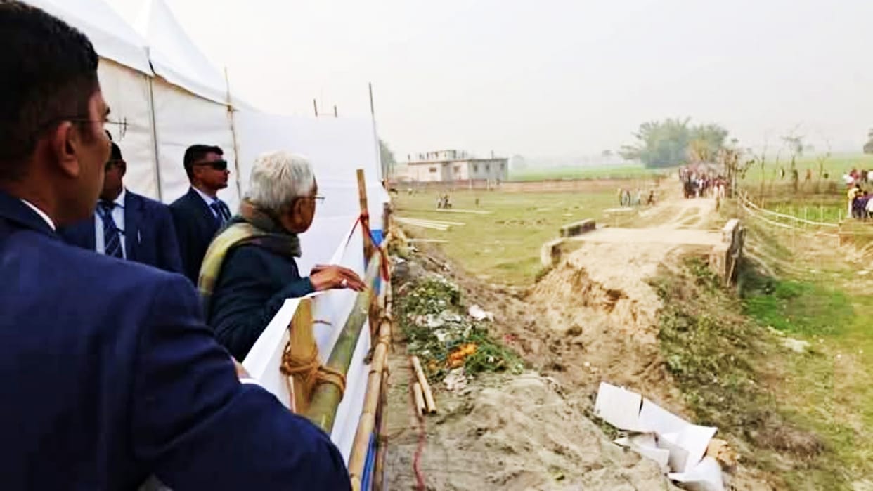 Bihar CM Nitish Kumar Photo Goes Viral During Pragati Yatra of inspecting damage on bridges news in Hindi