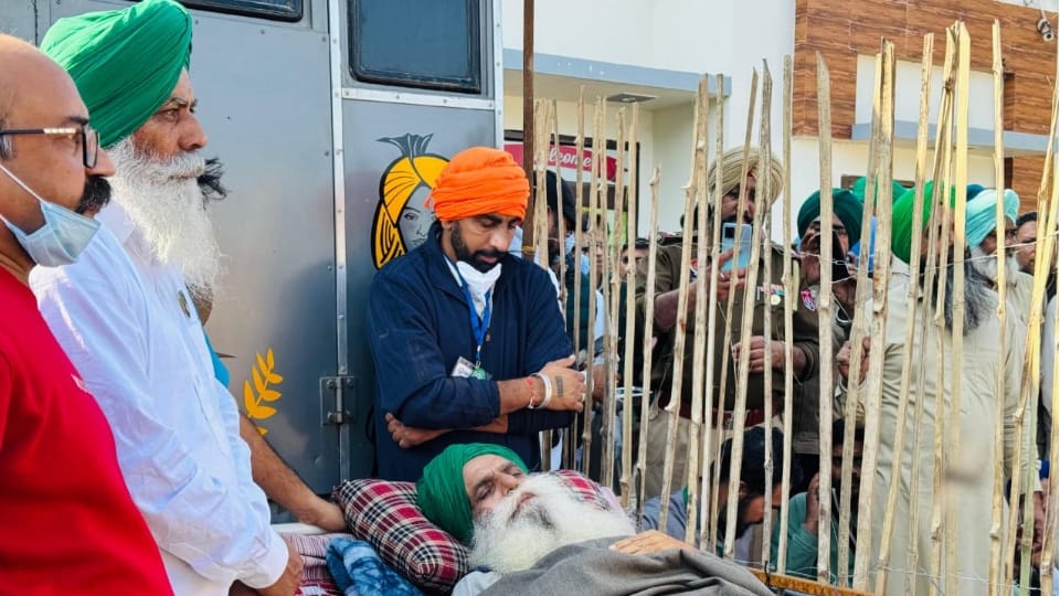 मॉडिफाई ट्राली में शिफ्ट किए गए डल्लेवाल।