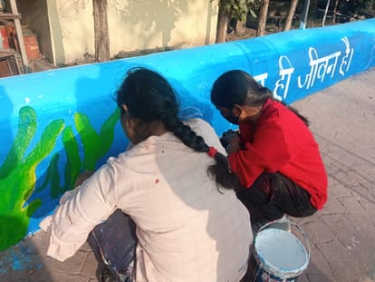 Mahakumbh 2025 Many volunteers engaged in beautifying walls of the Kumbh area