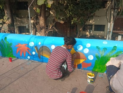 Mahakumbh 2025 Many volunteers engaged in beautifying walls of the Kumbh area