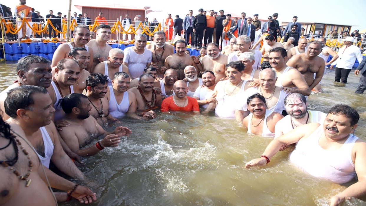 Mahakumbh: CM Yogi took a dip in Sangam along with cabinet ministers, worshiped Mother Ganga.