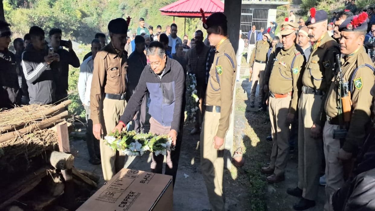 Martyr Sanjay Kumar immersed in the five elements, hundreds of people gave their last farewell with tearful ey