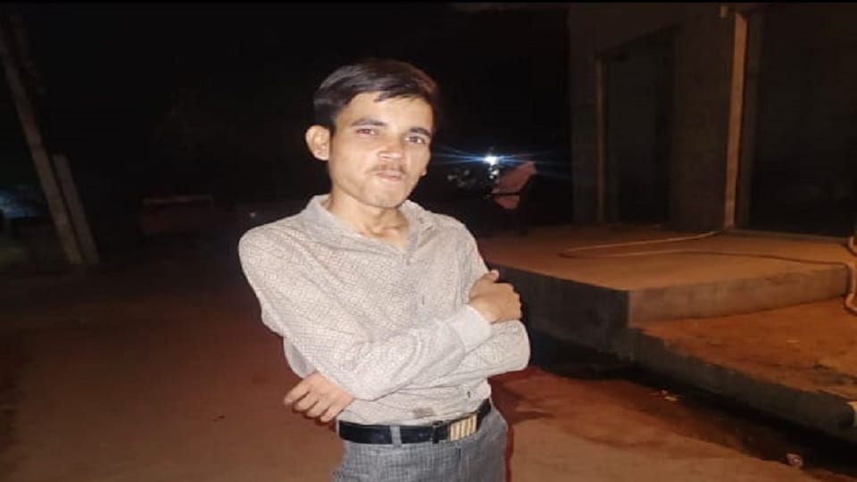 Injured youth dies in agony on road in mathura