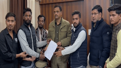 पुलिस को तहरीर देते एबीवीपी कार्यकर्ता