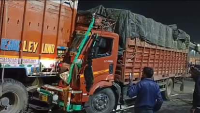 UP: अलीगढ़ में दर्दनाक हादसा... सड़क पर खड़े ट्रक से टकराई कैंटर; चालक की मौत और एक घायल UP News Road accident in Aligarh Canter collides with parked truck