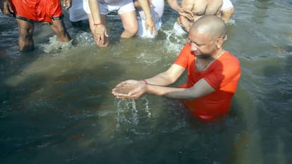 Mahakumbh: CM Yogi took a dip in Sangam along with cabinet ministers, worshiped Mother Ganga.