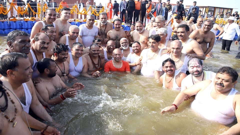 Mahakumbh Prayagraj 2025 Live Updates Devotees Sangam Ghats Snan Maha Kumbh Mela Photos Videos News in Hindi