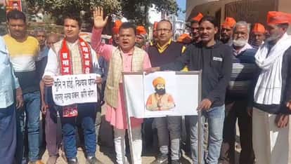 सोनभद्र में महंत राजू दास के खिलाफ प्रदर्शन करते सपा कार्यकर्ता।