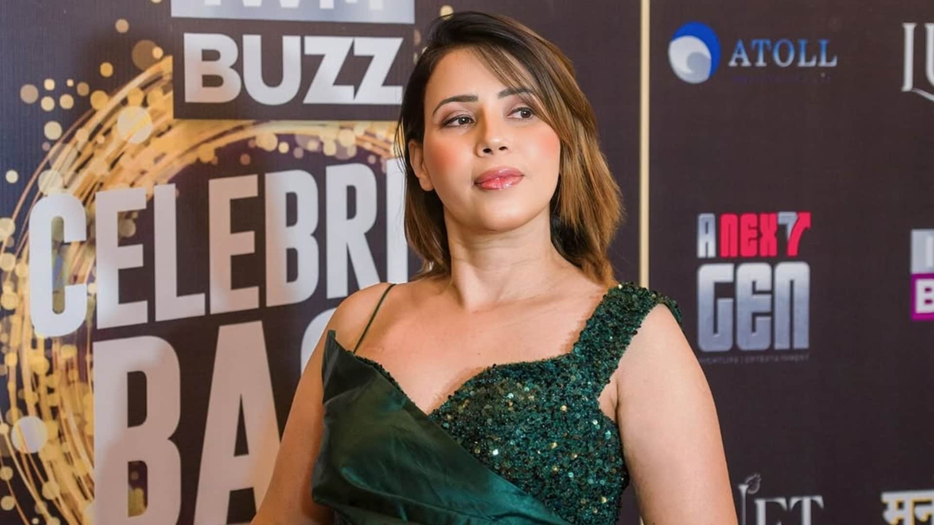 Rozlyn Khan Accuses Hina Khan Know Who Is Cancer Survivor Rozlyn