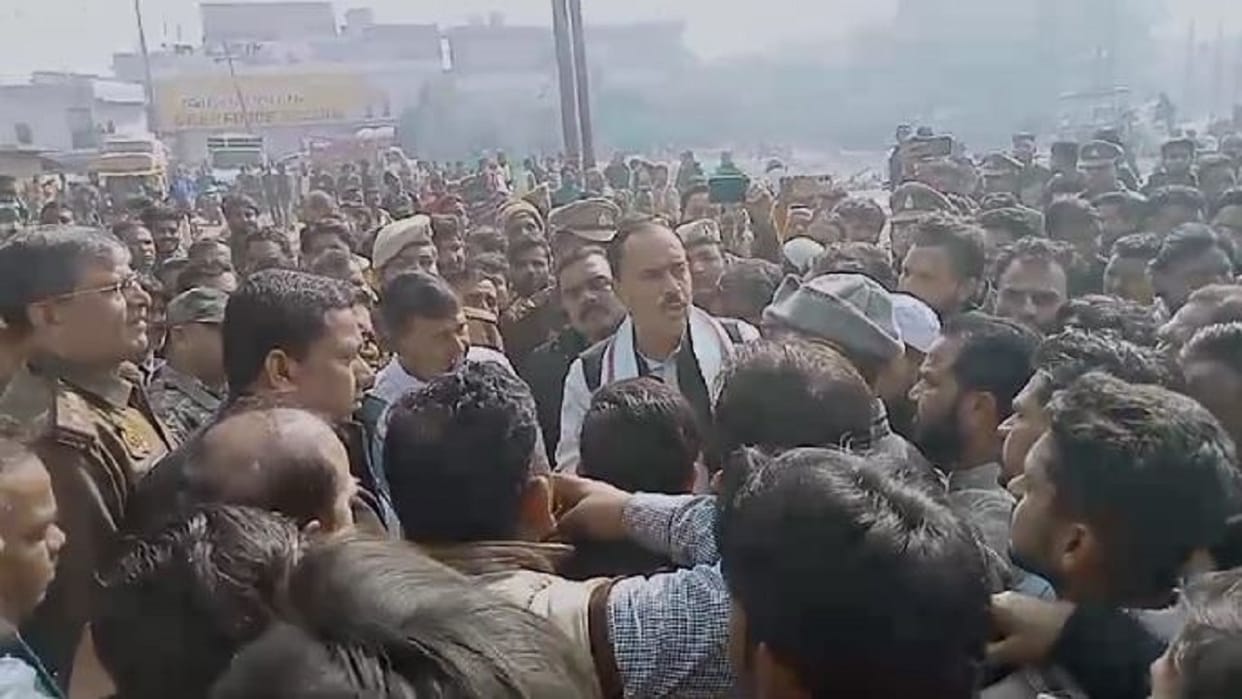 Budh Bazar was set up at another place without any arrangement angry traders protest in shahjahanpur