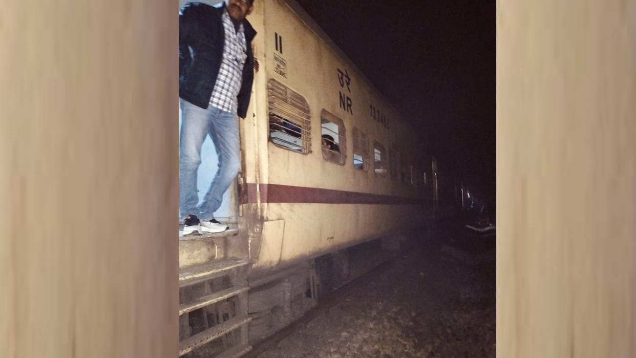 Sultanpur: Engine of Shuttle Superfast failed, train remained standing in deserted area.