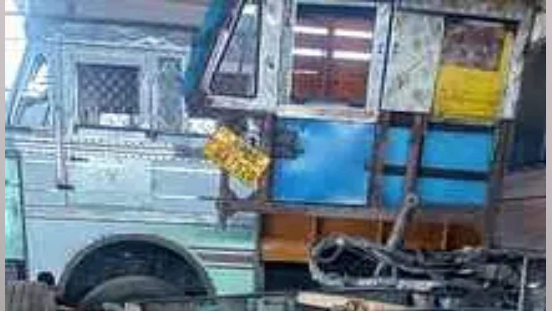 ट्रक सागर के गैरेज में खड़ा है