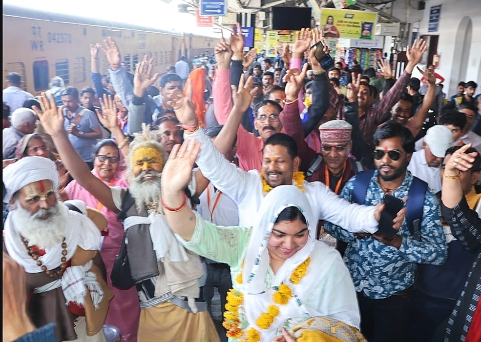 Indore: Special train left from Indore for Prayagraj, apart from saints and sages, families also left