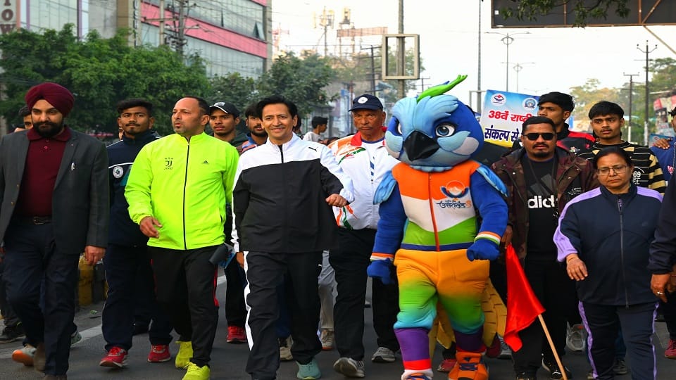 Kumaon Commissioner Deepak Rawat ran with children in Run for National Games