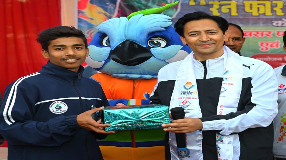 Kumaon Commissioner Deepak Rawat ran with children in Run for National Games