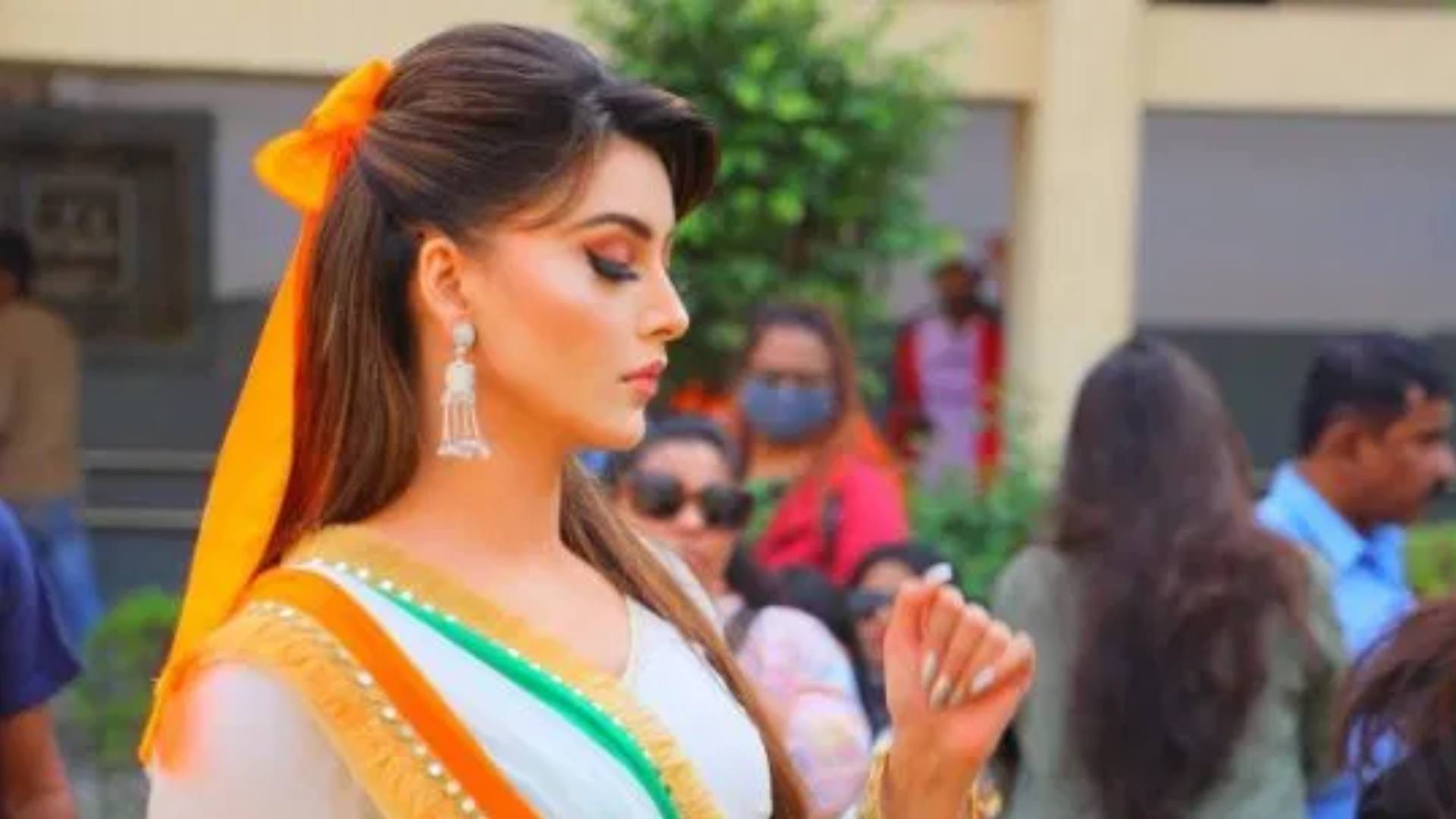 Republic Day 2025 take inspiration from Urvashi Rautela Sara Ali Khan Janhvi Kapoor TriColor Outfits disprj
