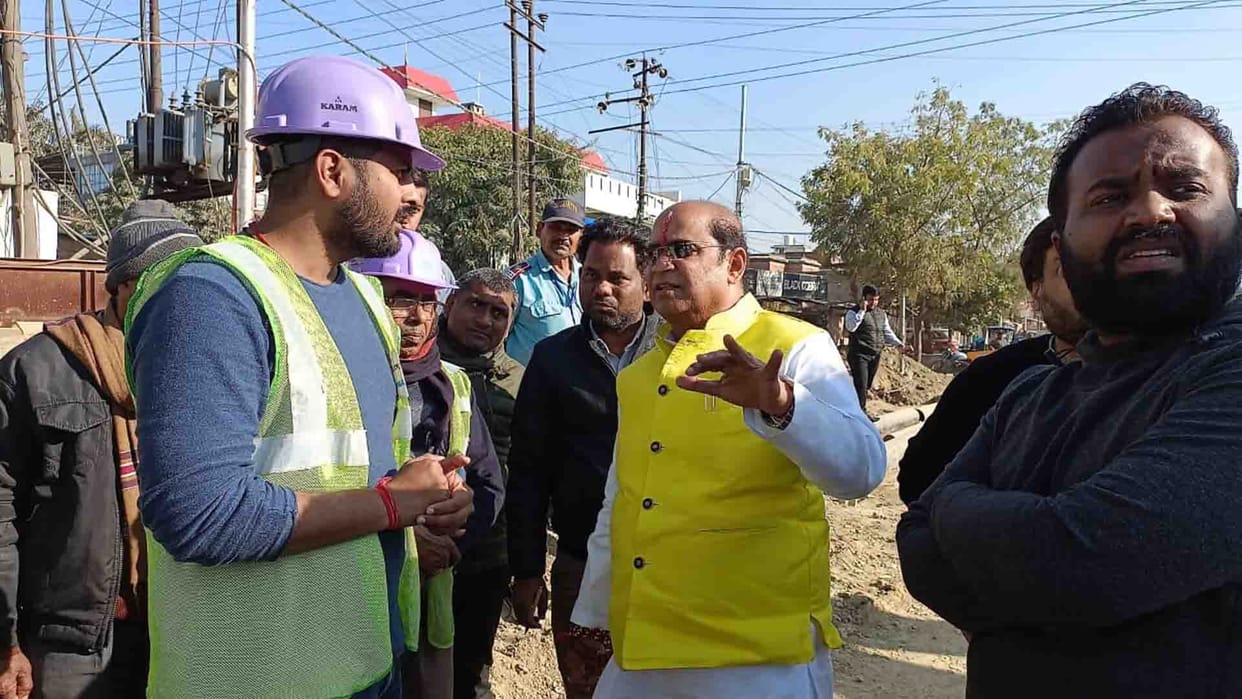 Kanpur: MLA Surendra Maithani said - first close half the road and get the work done by Metro