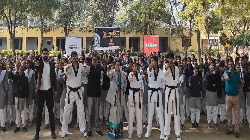 Self-defense training was given to girl students at Shri Daan Kunwari Inter College located in Aanvalkheda