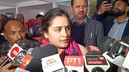 Indecent comment on Mulayam Singh: Daughter-in-law aparna said- Hanumangarhi priest rajudas should be apologize.