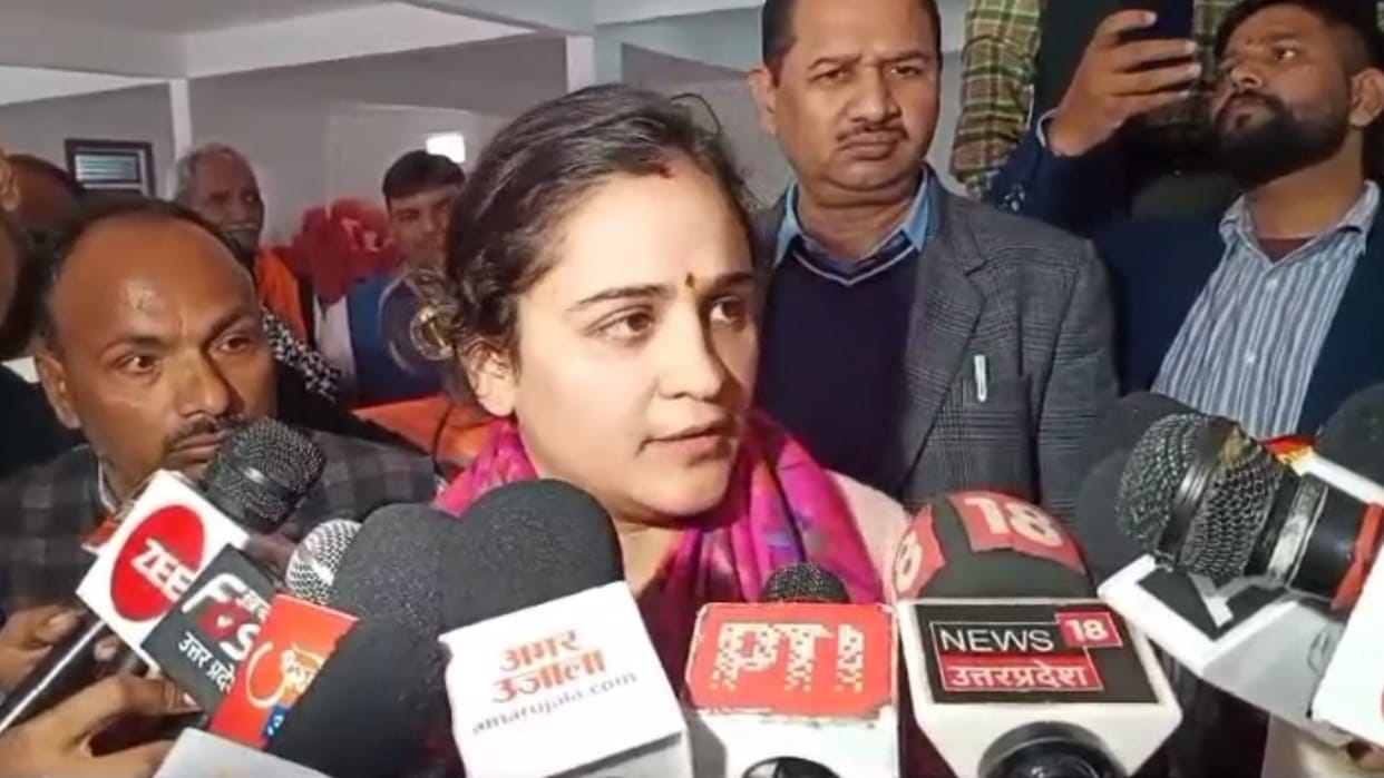 Indecent comment on Mulayam Singh: Daughter-in-law Aparna said- Hanumangarhi priest Rajudas should apologize.