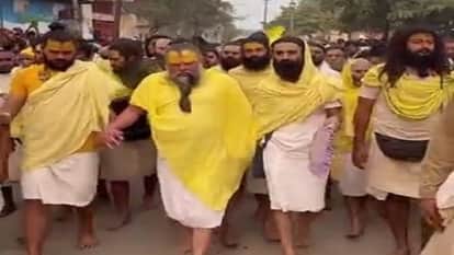 UP: पंचकोसीय परिक्रमा पर निकले संत प्रेमानंद, आधे रास्ते में बुलानी पड़ी कार; भक्तों का हुजूम भी रहा साथ Saint Premanand along with his devotees performed Panchkosiya Parikrama of the city