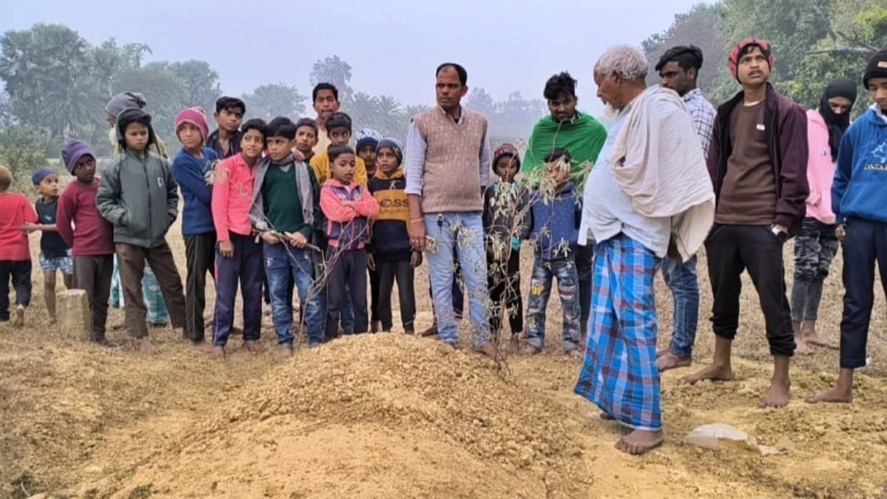 Bihar News : The head of dead body cut off from the grave sanhaula bhagalpur bihar police investigation