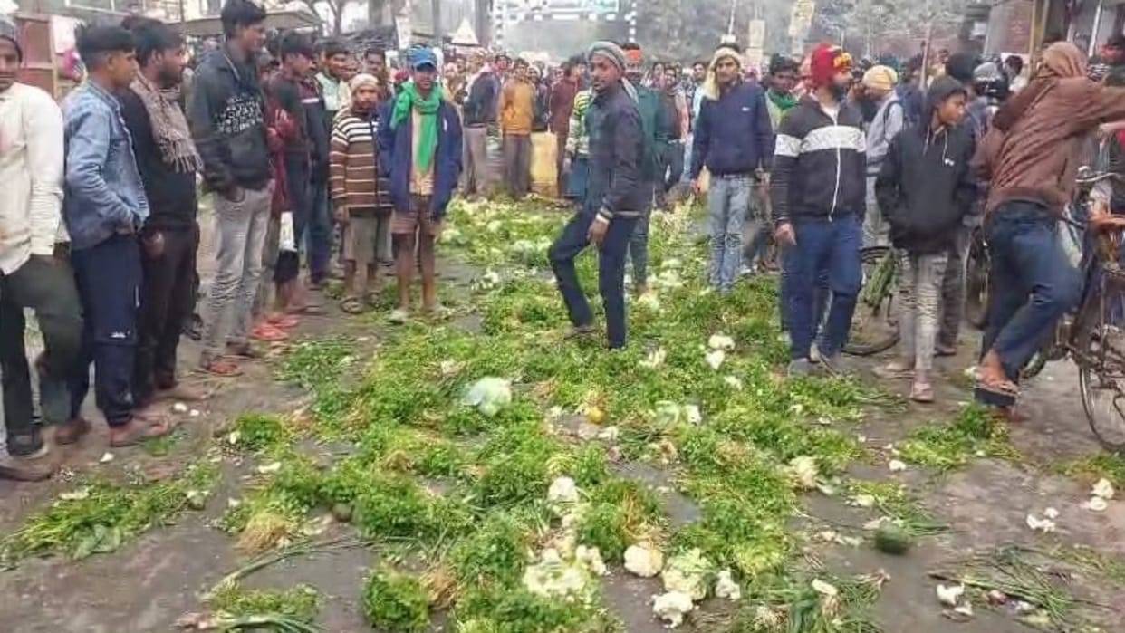 Bihar News Farmers in Nalanda threw vegetables on road and also staged protests to get their demands met